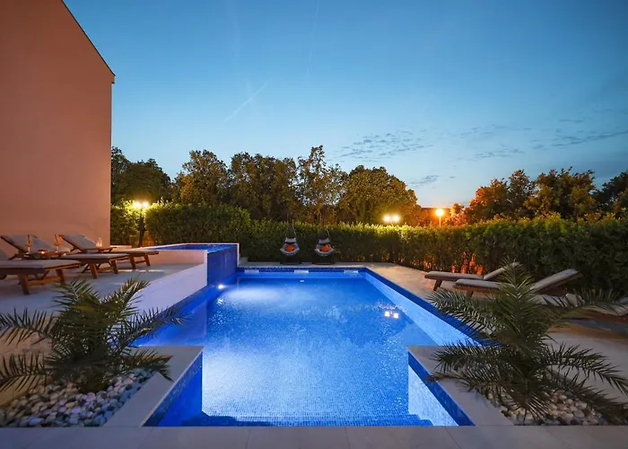 Pino With Pool, Sauna & Jacuzzi *