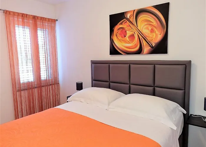 Villa Pino With Pool, Sauna & Jacuzzi Apartment *