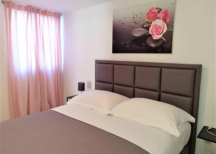 Pino With Pool, Sauna & Jacuzzi *