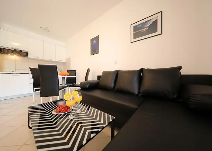 Pino With Pool, Sauna & Jacuzzi Петрчане