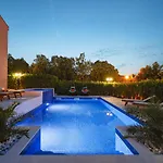 Pino With Pool, Sauna & Jacuzzi *