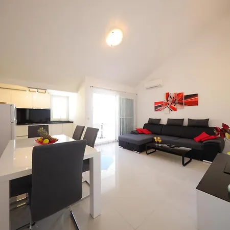 Villa Pino With Pool, Sauna & Jacuzzi Apartment