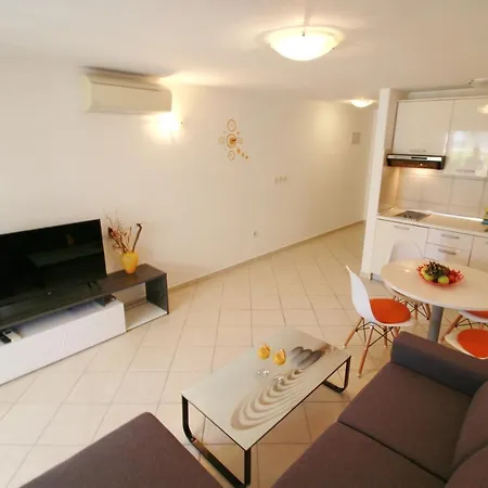 Pino With Pool, Sauna & Jacuzzi Daire Petrčane