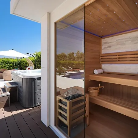 Pino With Pool, Sauna & Jacuzzi ペトルチャネ