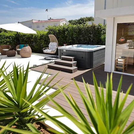 Pino With Pool, Sauna & Jacuzzi Petrčane