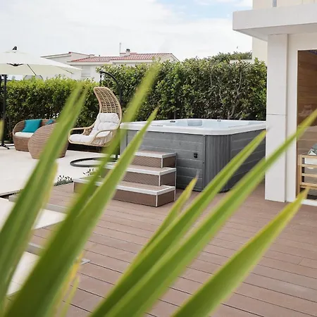 Pino With Pool, Sauna & Jacuzzi