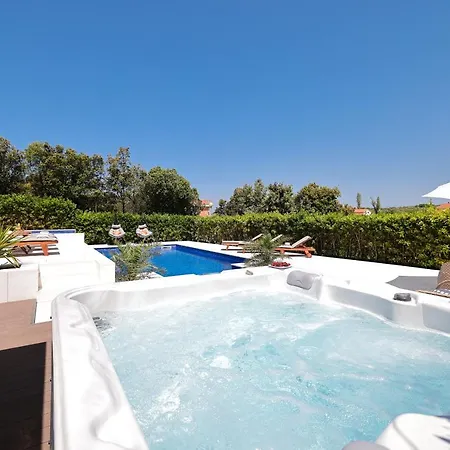 Pino With Pool, Sauna & Jacuzzi