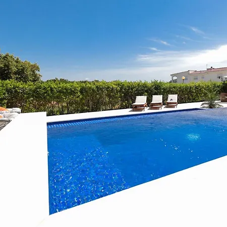 Pino With Pool, Sauna & Jacuzzi