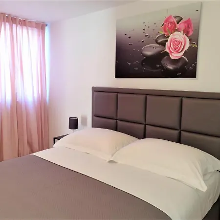 Pino With Pool, Sauna & Jacuzzi *