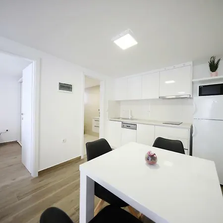 Pino With Pool, Sauna & Jacuzzi * ペトルチャネ