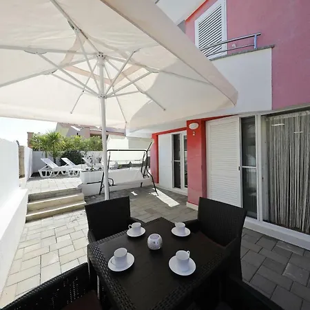 Daire Pino With Pool, Sauna & Jacuzzi Petrčane