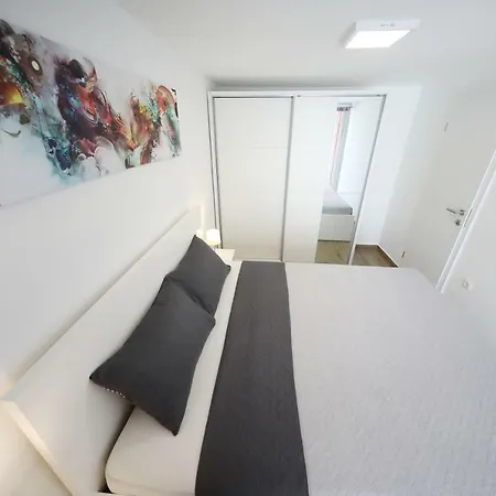 アパート Pino With Pool, Sauna & Jacuzzi *