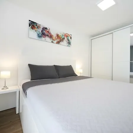 Villa Pino With Pool, Sauna & Jacuzzi Apartment