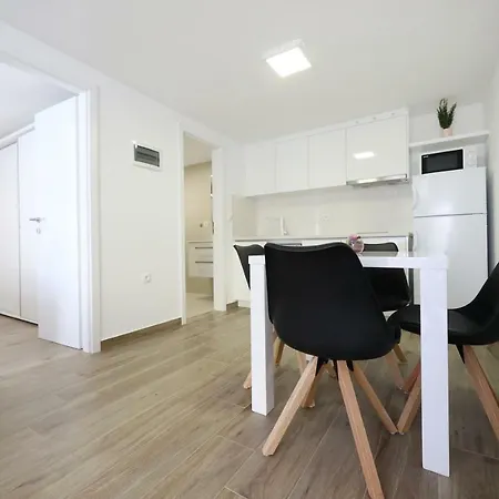 Villa Pino With Pool, Sauna & Jacuzzi Apartment
