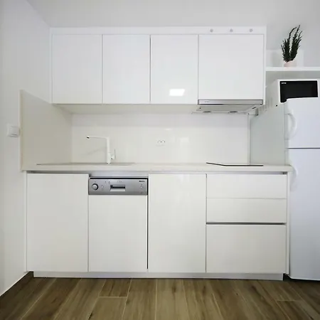 Pino With Pool, Sauna & Jacuzzi ペトルチャネ