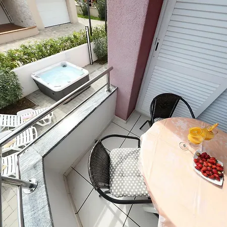 Pino With Pool, Sauna & Jacuzzi * ペトルチャネ