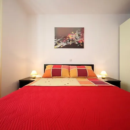 Villa Pino With Pool, Sauna & Jacuzzi Apartment *