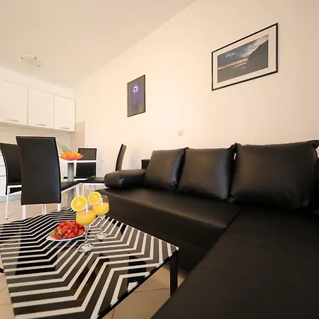 Pino With Pool, Sauna & Jacuzzi ペトルチャネ