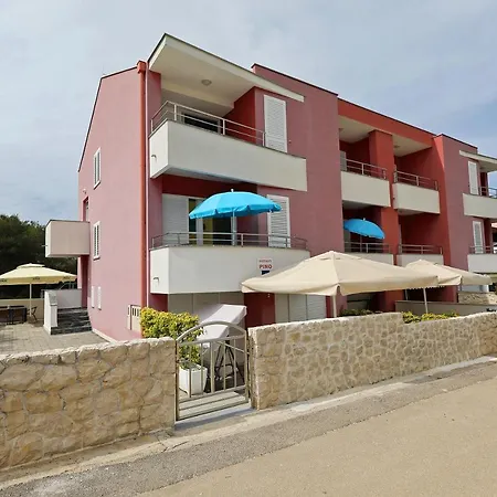 Villa Pino With Pool, Sauna & Jacuzzi Apartment *