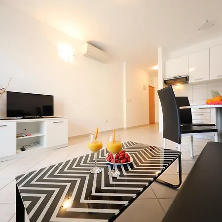 Apartment Villa Pino With Pool, Sauna & Jacuzzi Petrcane