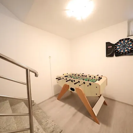 Pino With Pool, Sauna & Jacuzzi ペトルチャネ