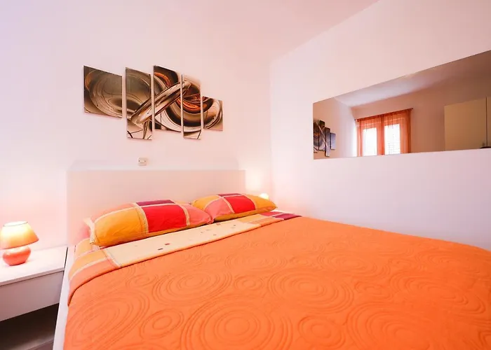 Pino With Pool, Sauna & Jacuzzi * بيتريتْشاني