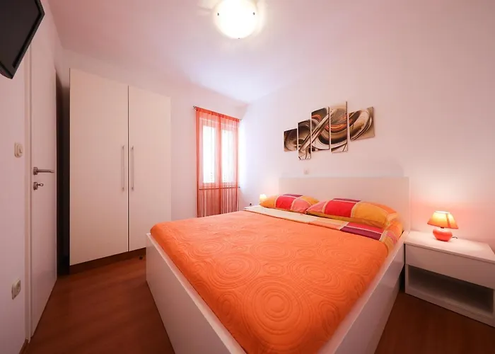 Villa Pino With Pool, Sauna & Jacuzzi Apartman