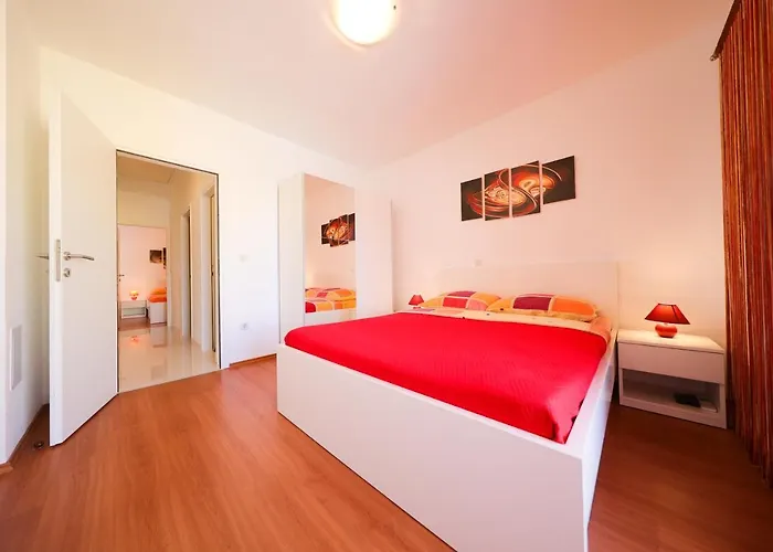 Pino With Pool, Sauna & Jacuzzi Apartman Petrčane