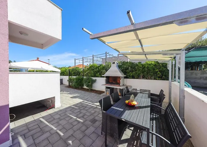 Villa Pino With Pool, Sauna & Jacuzzi Apartman