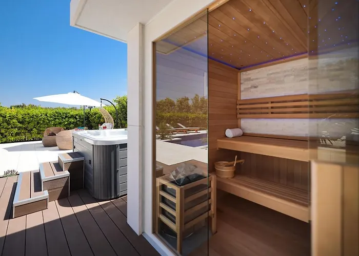 Pino With Pool, Sauna & Jacuzzi بيتريتْشاني