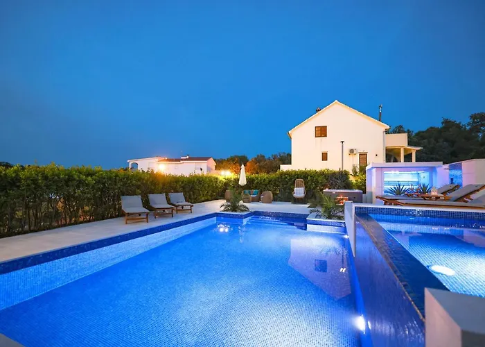 Villa Pino With Pool, Sauna & Jacuzzi