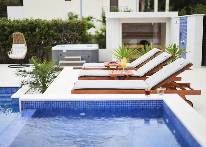 Apartman Pino With Pool, Sauna & Jacuzzi *