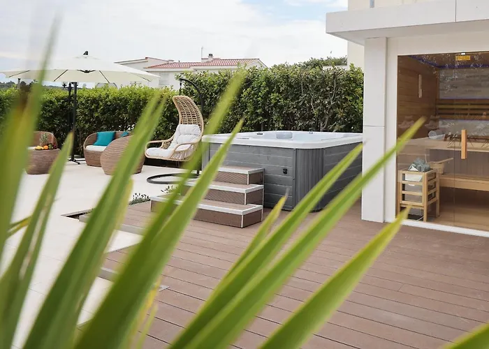 Villa Pino With Pool, Sauna & Jacuzzi