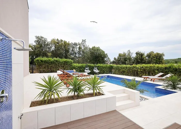 Pino With Pool, Sauna & Jacuzzi شقة *