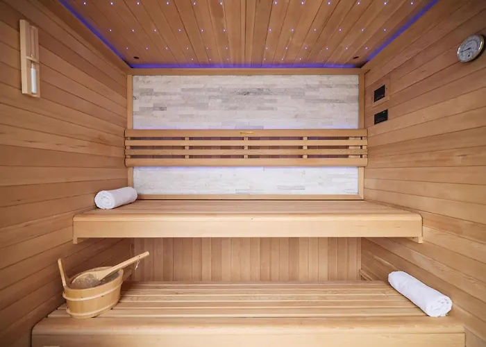 Pino With Pool, Sauna & Jacuzzi * بيتريتْشاني