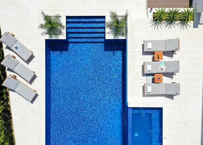 Pino With Pool, Sauna & Jacuzzi * 佩特坎内