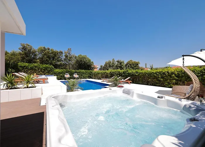 Villa Pino With Pool, Sauna & Jacuzzi