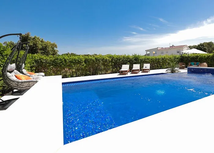 Villa Pino With Pool, Sauna & Jacuzzi