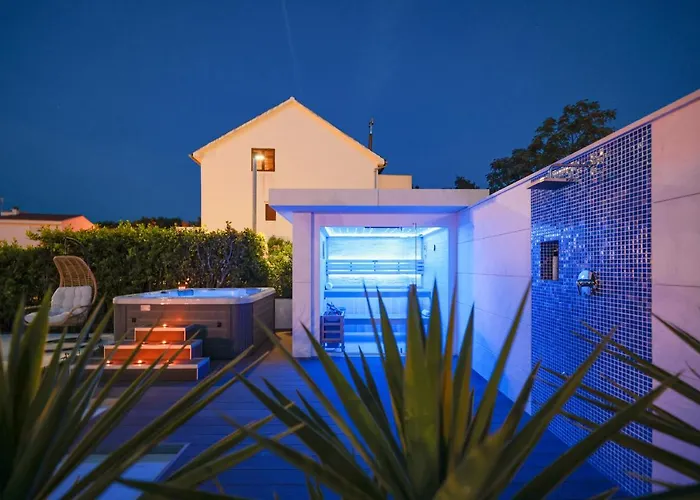 Pino With Pool, Sauna & Jacuzzi