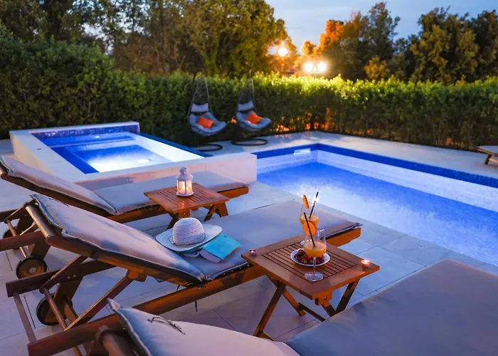 Pino With Pool, Sauna & Jacuzzi