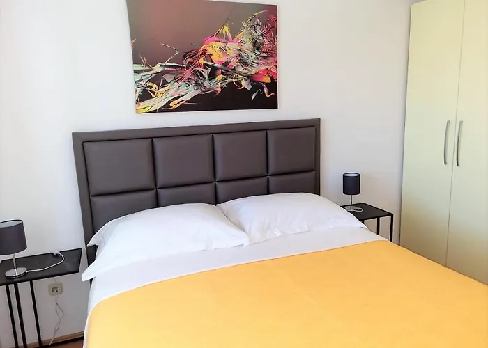 Pino With Pool, Sauna & Jacuzzi 佩特坎内