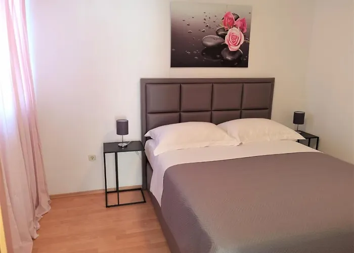 Villa Pino With Pool, Sauna & Jacuzzi *