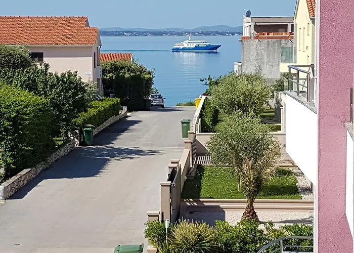 Pino With Pool, Sauna & Jacuzzi * بيتريتْشاني