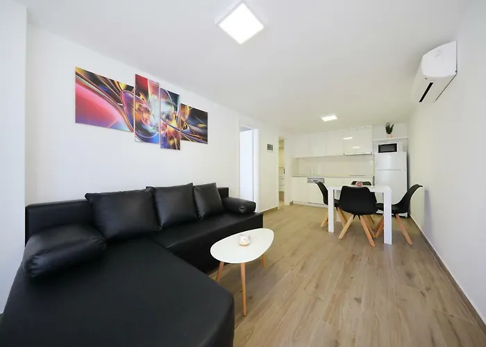 Pino With Pool, Sauna & Jacuzzi * بيتريتْشاني