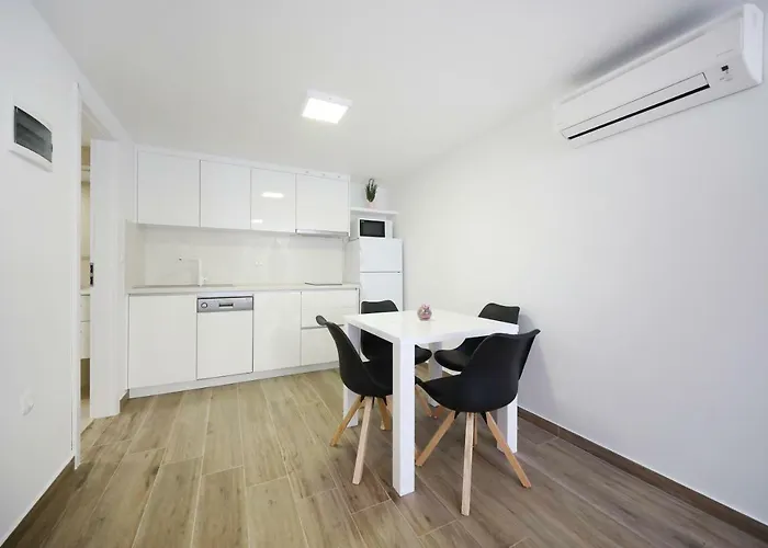 Villa Pino With Pool, Sauna & Jacuzzi Apartman