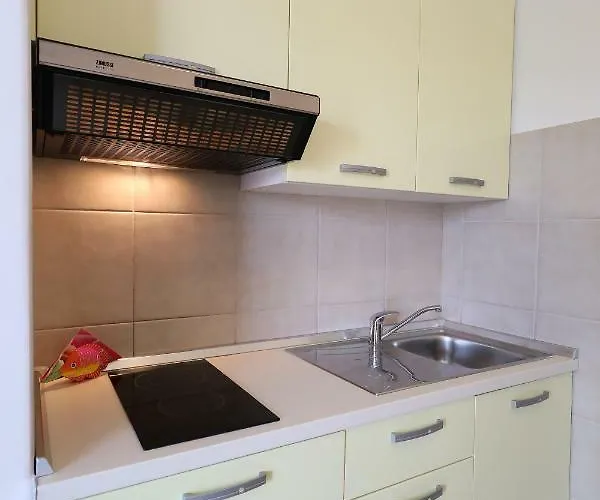 Pino With Pool, Sauna & Jacuzzi 佩特坎内