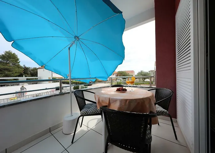 Pino With Pool, Sauna & Jacuzzi Apartman